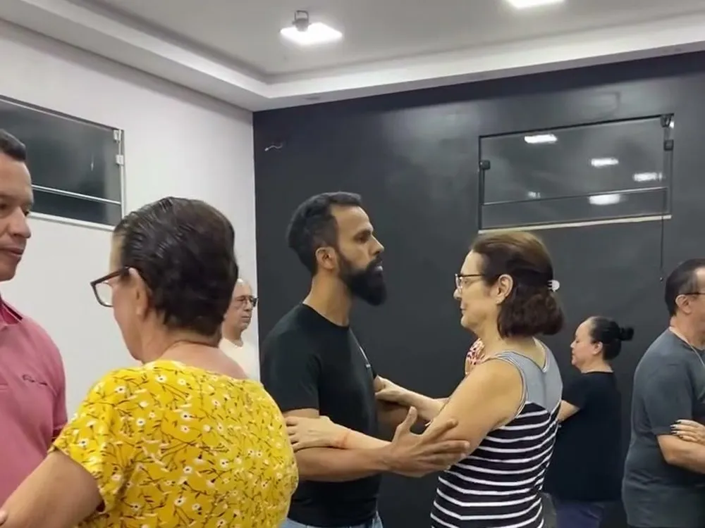 Aula de dança de salão na Escola de Dança We, em Guarulhos